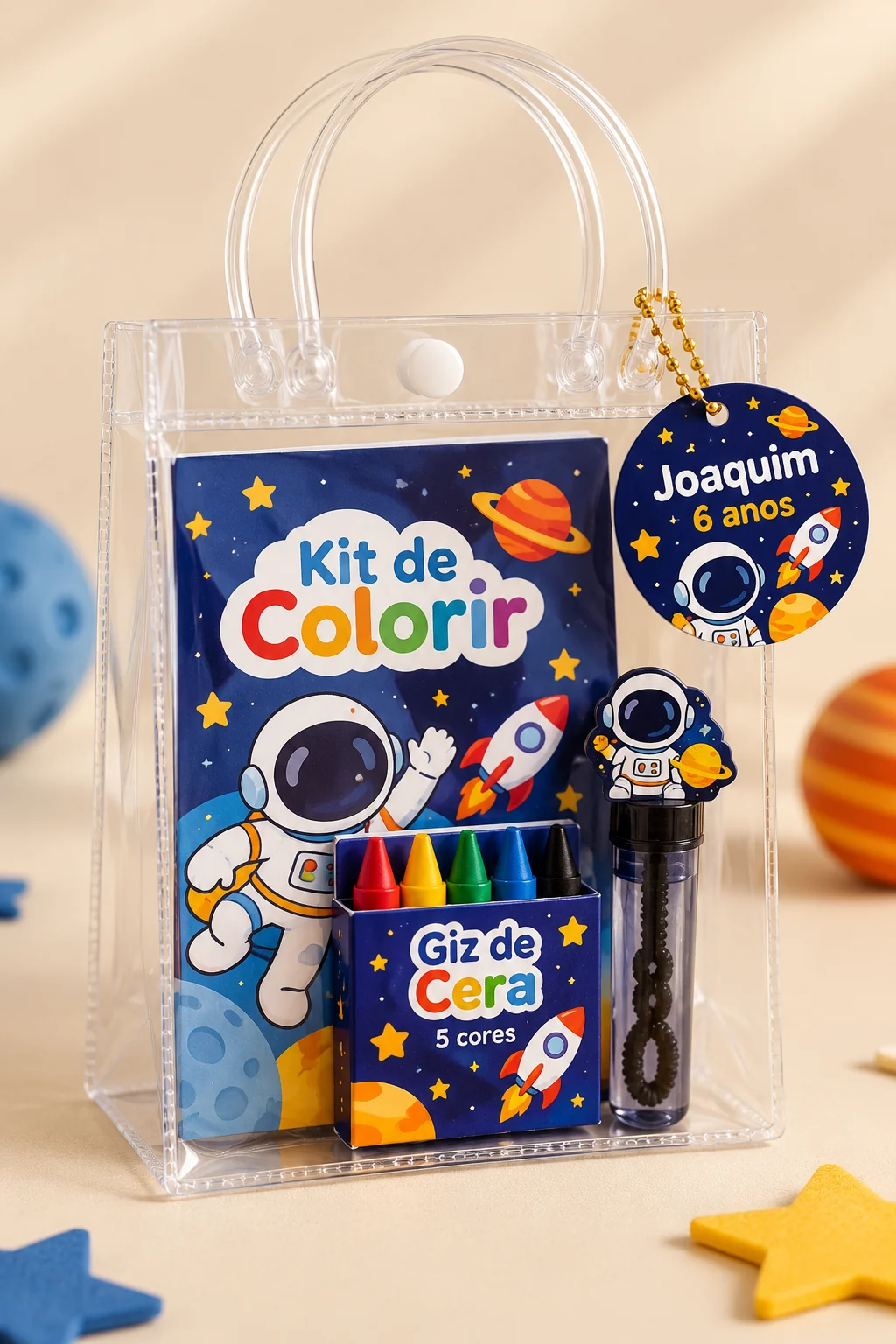 Inspiração de lembrancinha espacial com kit de colorir, bolha de sabão e tag em sacola transparente